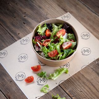 Ensalada verde con tomates cherry