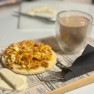 Arepa con huevo pericos + café o chocolate