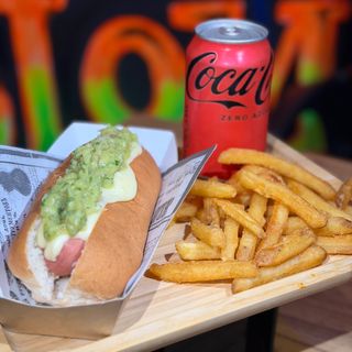 PERRITO CON QUESO Y GUACAMOLE