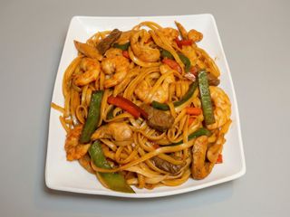 Tallarines fritos tres delicias