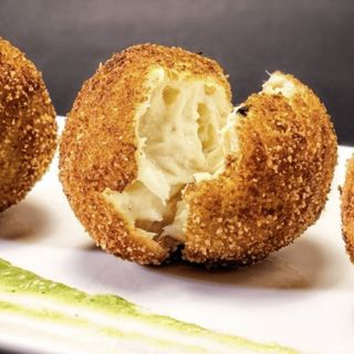 Croqueta de queso y cebolla caramelizada 1ud