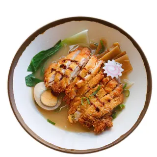 Ramen de tonkotsu con pollo frito con caldo