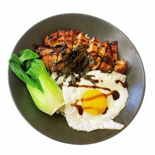 Arroz con muslo de pollo teriyaki