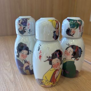 Sake mujeres en kimono 