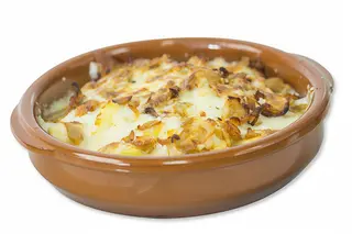 Tarrina de arroz con patatas y carne