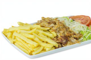 Plato de kebab carne papa salsa
