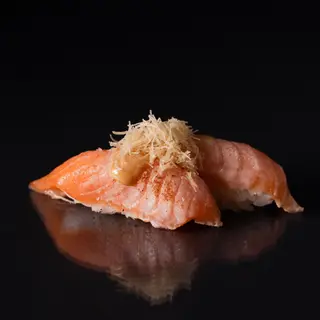 121.★NIGIRI SALMÓN FLAMBEADO (2U)