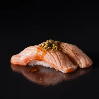 122.★SALMÓN FLAMBEADO Y PISTACHO (2U)