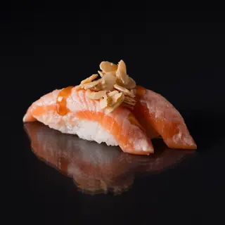 123.★SALMÓN FLAMBEADO Y ALMENDRA (2U)