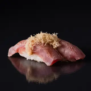125.★NIGIRI ATÚN FLAMBEADO (2U)