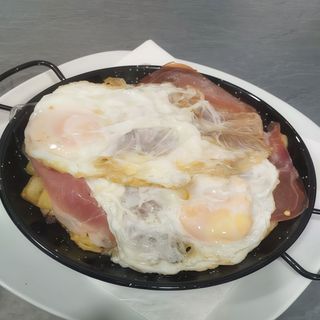 Huevos rotos de jamón (ración)