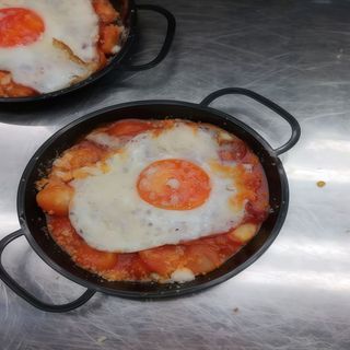 Huevos rotos de papada picantilla (ración)