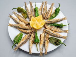 BOQUERONES FRITOS CON PIMIENTO DE PADRÓN