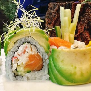 A19. SALMON & AVOCADO ROLL -8uds
