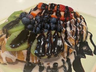 Gofre nocilla blanca , Nutella , kiwi arándano y fresas