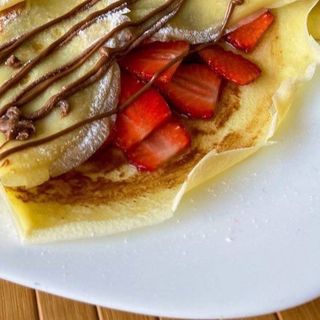 Crepe fresas y sirope chocolate