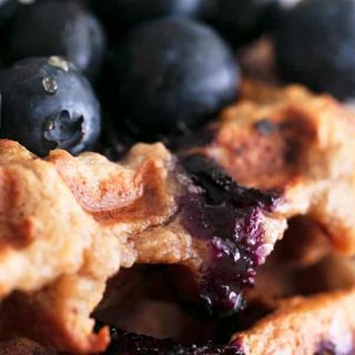 Gofre con salsa de arándanos