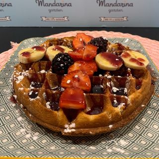 Gofre con fruta y sirope frutas del bosque