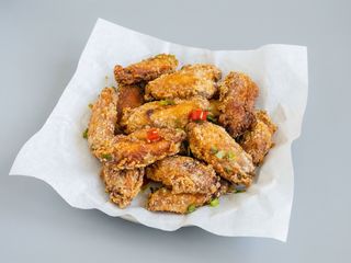 Alas de pollo a la sal y pimienta