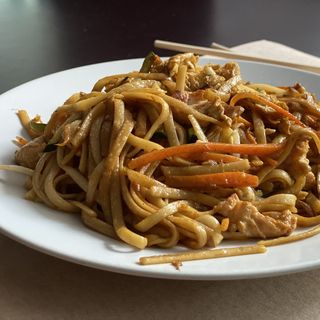 Tallarines fritos tres delicias