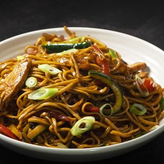 Tallarines fritos con verduras