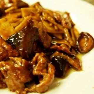 Ternera con Bambú y Setas