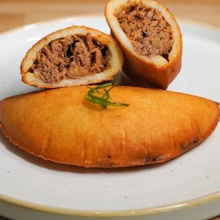 Empanada  de carne de ternera  mechada 