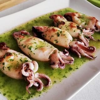 Chipirones plancha con salsa verde