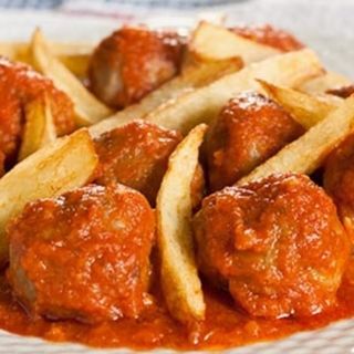 Plato de Albóndigas Caseras con tomate