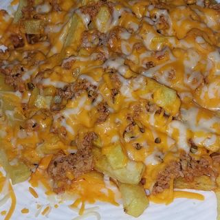 Patatas con carne y queso
