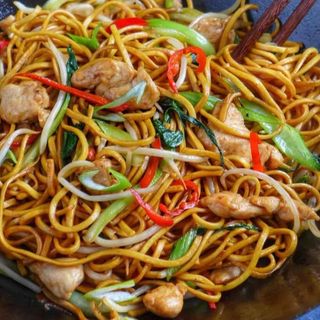 Tallarines Saltados De Pollo