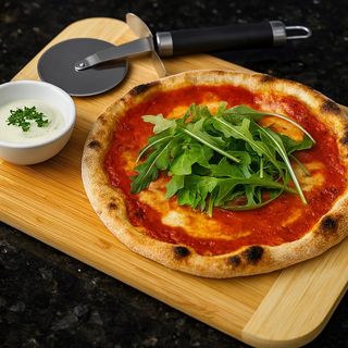 Pizza Casera Tomate Y Chile Con Aceitunas Y Salsa Alioli (30 Cm.)