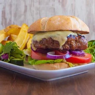 Hamburguesa Secreta Con Queso Y Patatas Fritas