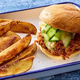 Hamburguesa Asiática De Cerdo Desmenuzado Y Patatas Fritas