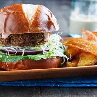 Hamburguesa De Champiñones Y Patatas Fritas