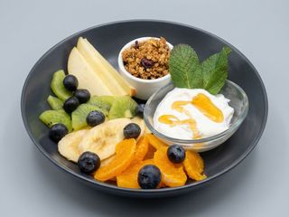 Granola Casera Con Selección De Fruta Fresca Y Yogur Griego