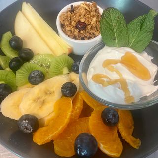 Granola Casera Con Selección De Fruta Fresca Y Yogur Griego