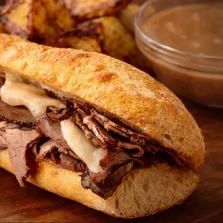 Baguette de rosbif, patatas asadas y salsa gravy