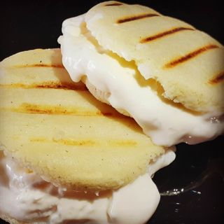Arepa rellena de queso de mano (1 ud.)