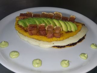 2 und Cachapa con queso de mano y mantequilla