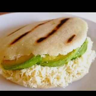 Arepa de queso latino y Aguacate