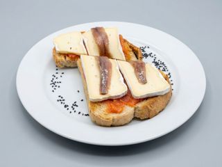 Tosta de brie con tomate y anchoas