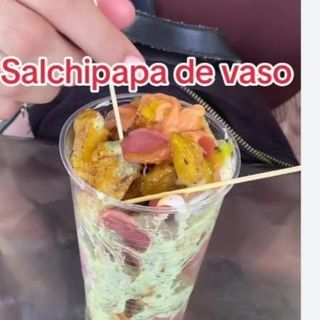 Salchipapas + bebida 33cl