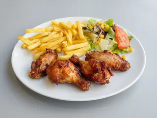 10 Alitas fritas con patatas y ensalada