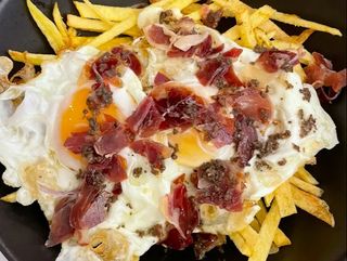 Huevos Rotos Con Patatas, Ibérico Y Trufa