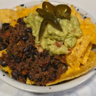 Nachos con guacamole y chili