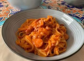 Pasta Infantil Con Tomate Frito Y Salchichas