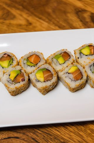 Sushi Uramaki De Atún Y Aguacate