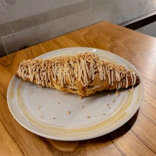 Croissant de Kinder y almendras crocantes