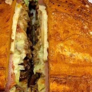 Patacon de plátano macho maduro mixto carne y pollo